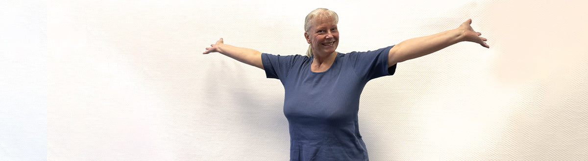 Carmen (57) nach ihrer Gewichtsabnahme mit Precon, strahlend mit ausgebreiteten Armen