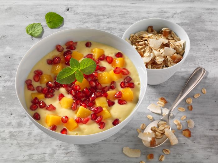 Quark-Mango-Smoothie-Bowl-mit-Flocken-Mix-1.jpg