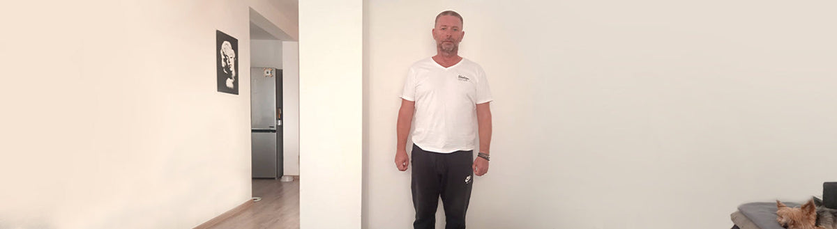 Robert (50) nach seiner Gewichtsabnahme mit Precon in weißem T-Shirt in seiner Wohnung