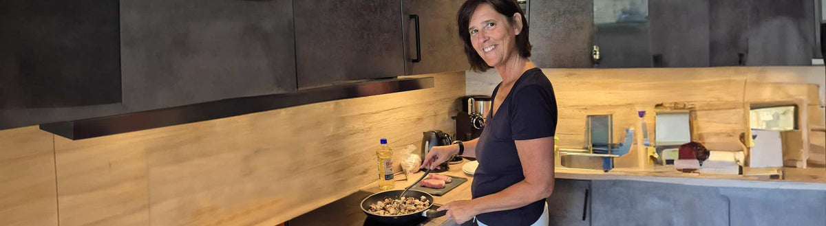 Daniela (54) nach ihrer Gewichtsabnahme mit Precon beim Kochen in ihrer Küche