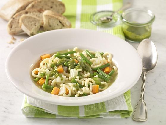 Suppe mit Pasta und Kräuterpesto