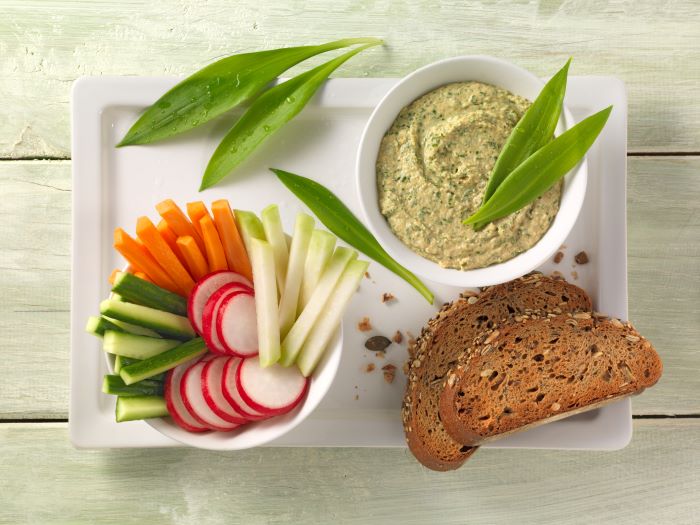Baerlauch-Hummus_mit_Roestbrot_und_Rohkostgemuese.jpg