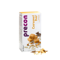 Eine Schachtel Precon CaramelBar Riegel zeigt auf der Verpackung Karamellstücke, Hafer und Schokolade. Auf der Vorderseite der Schachtel befinden sich drei zerbrochene Precon Mahlzeitenersatz Karamellriegel mit sichtbaren Haferflocken und Schokolade.