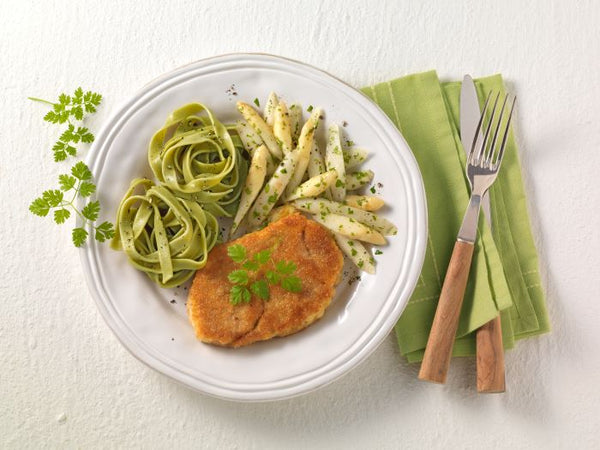Gebratener Spargel mit Kalbspicatta und Spinatnudeln