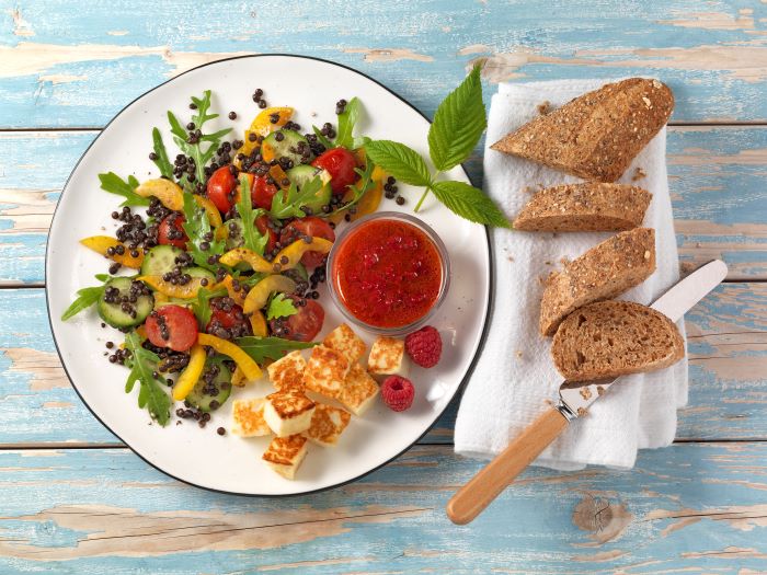 Linsensalat_mit_Rucola_gegrilltem_Halloumi_und_Himbeerdressing.jpg