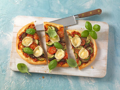 Pizzafladen mit Auberginen, Tomaten, Ziegenkäse und Zucchini
