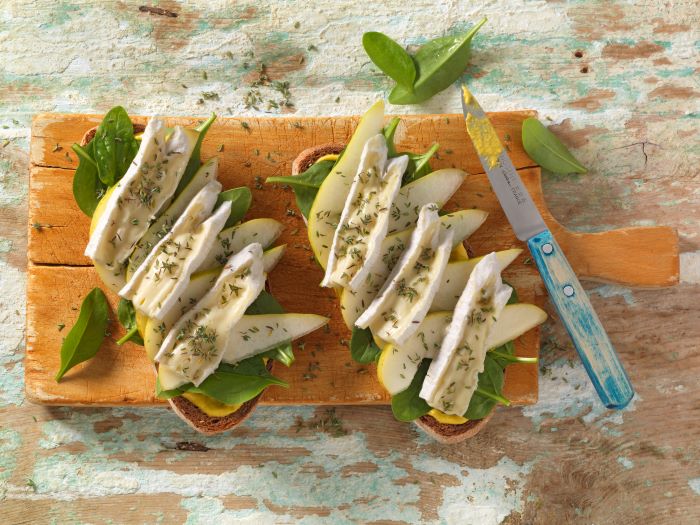 Roggenbrotscheiben-mit-Birne-Brie-und-Spinat.jpg