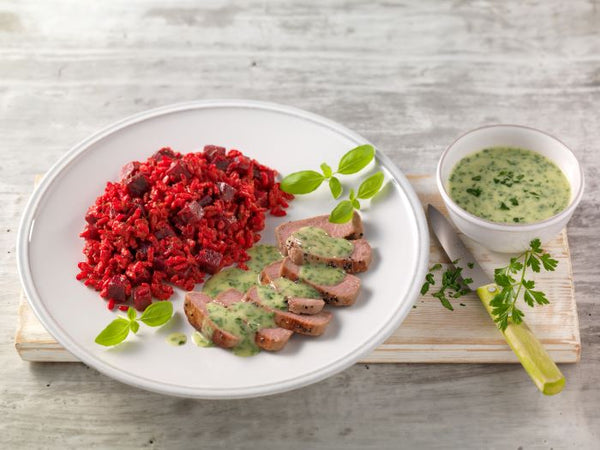 Rote-Bete-Risotto und Lamm mit Kräutersauce
