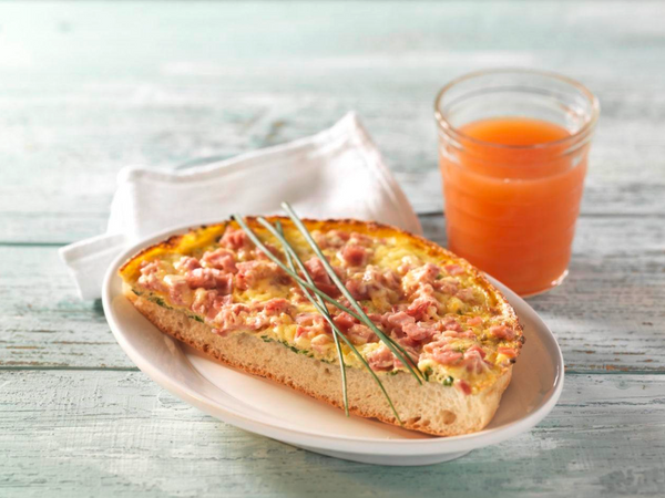Käse-Schinken-Omelett mit Grapefruitsaft