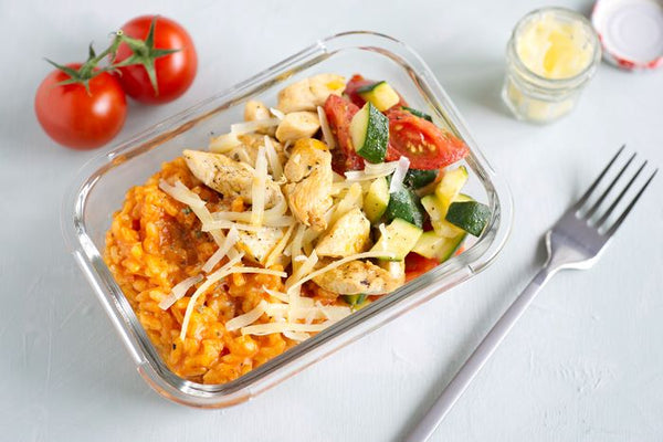 Hähnchenstreifen auf Tomaten-Risotto mit Zucchini