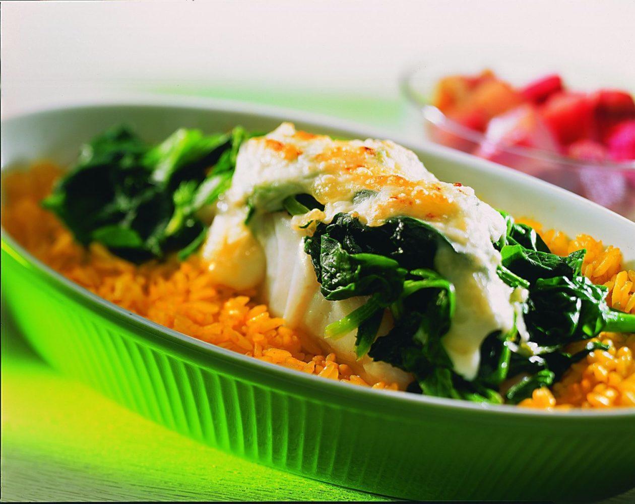 Fischgratin mit Blattspinat und Rhabarberkompott zum Dessert Fischgratin mit Blattspinat und Rhabarberkompott zum Dessert