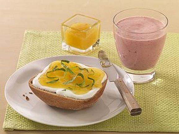 suesser-power-fruehstuecksdrink-mit-marmeladen-quark-broetchen.jpg