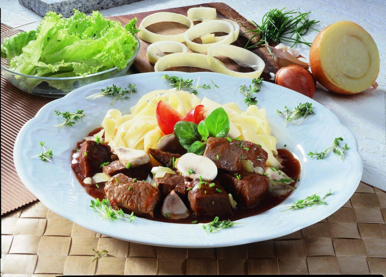 gulasch-mit-bandnudeln Gulasch mit Bandnudeln - BCM Diät Rezepte.at