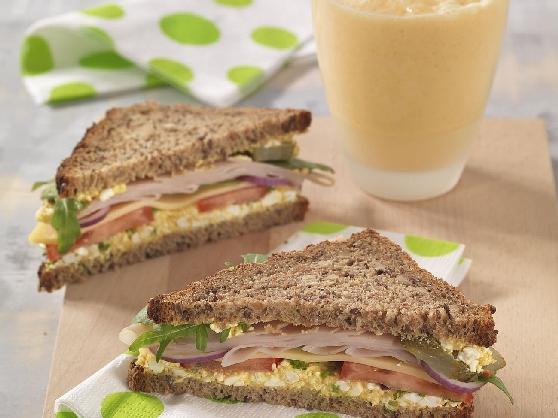 1051 RoggenClubsandwich Mangolassi Roggen-Clubsandwich mit Curry-Frischkäse und Mango-Lassi - BCM Diät Rezepte.at