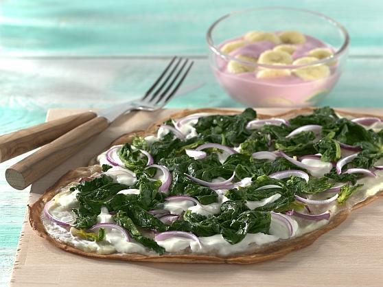 109 Spinat Flammkuchen Vollkornflammkuchen mit roten Zwiebeln und Blattspinat - BCM Diät Rezepte.at