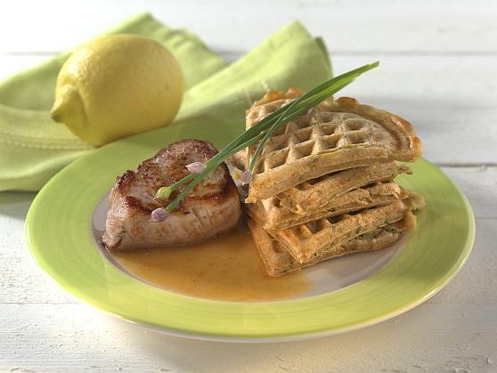 131 Zucchini Waffeln Zucchini-Kartoffelwaffeln mit Schweinemedaillons an Zitronensauce - BCM Diät Rezepte.at