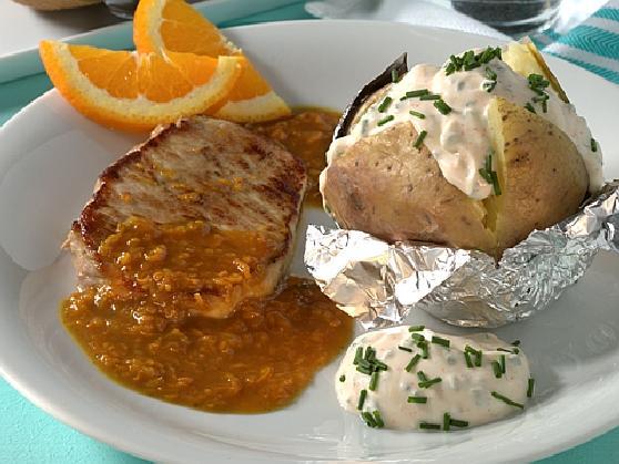 134 Schweineruecken orangensauce Schweinerücken in Orangensauce mit Ofenkartoffel und Kräuterquark - BCM Diät Rezepte.at