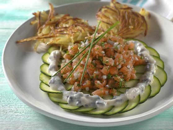 19 Lachstatar Lachstatar auf Zucchinicarpaccio mit Kartoffelrösti - BCM Diät Rezepte.at