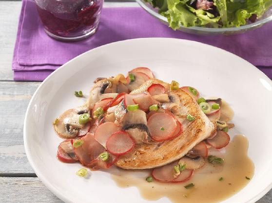 Putenbrust auf Radieschen-Champignongemüse mit buntem Blattsalat