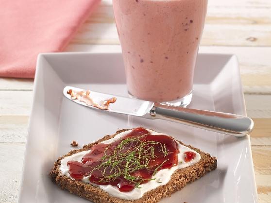 Süßes Frühstücks-Vollkornbrot mit einem Beerensmoothie