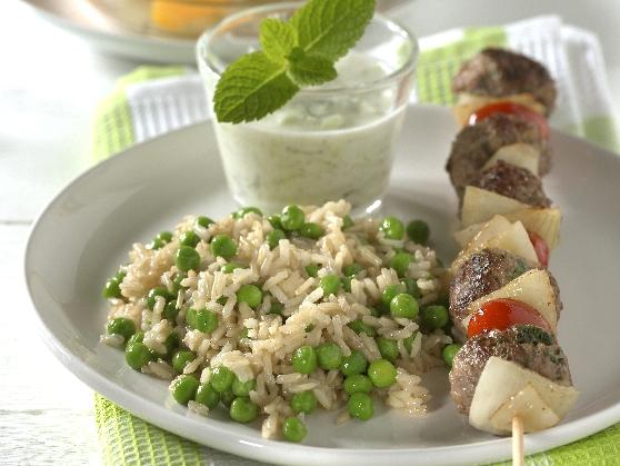 Lamm-Tomaten-Spieße mit Reis und Erbsen, Gurkensalat und Obstsalat zum Dessert