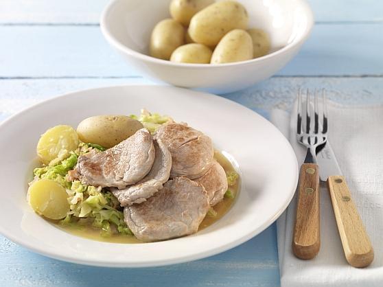 Schweinsfilet mit Wirz und Schinkenwürfeln