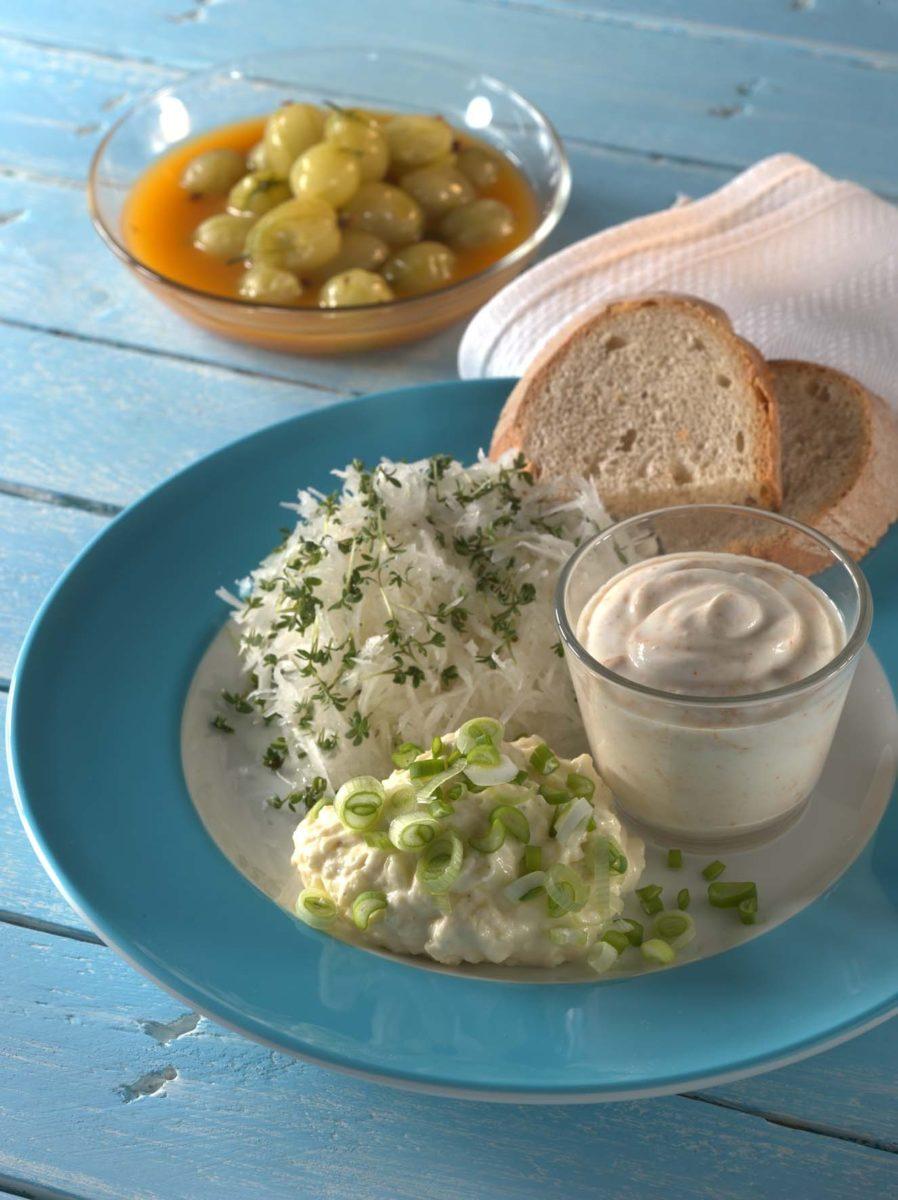 brotzeit mit obatzter spundekaes und rettichsalat