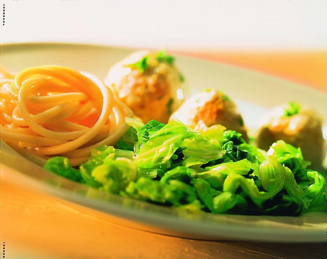 chinakohl mit gefluegelbaellchen Chinakohl mit Geflügelbällchen - BCM Diät Rezepte.at