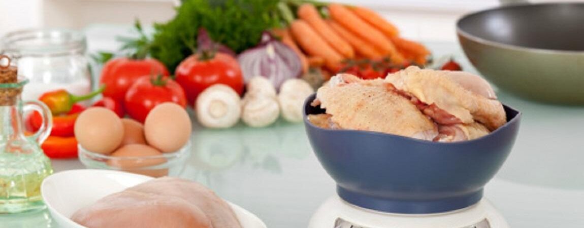 essen_verschiedenes Raw chicken meat and vegetables