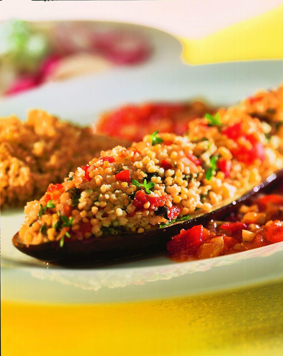 Gefüllte Aubergine mit Rohkostsalat