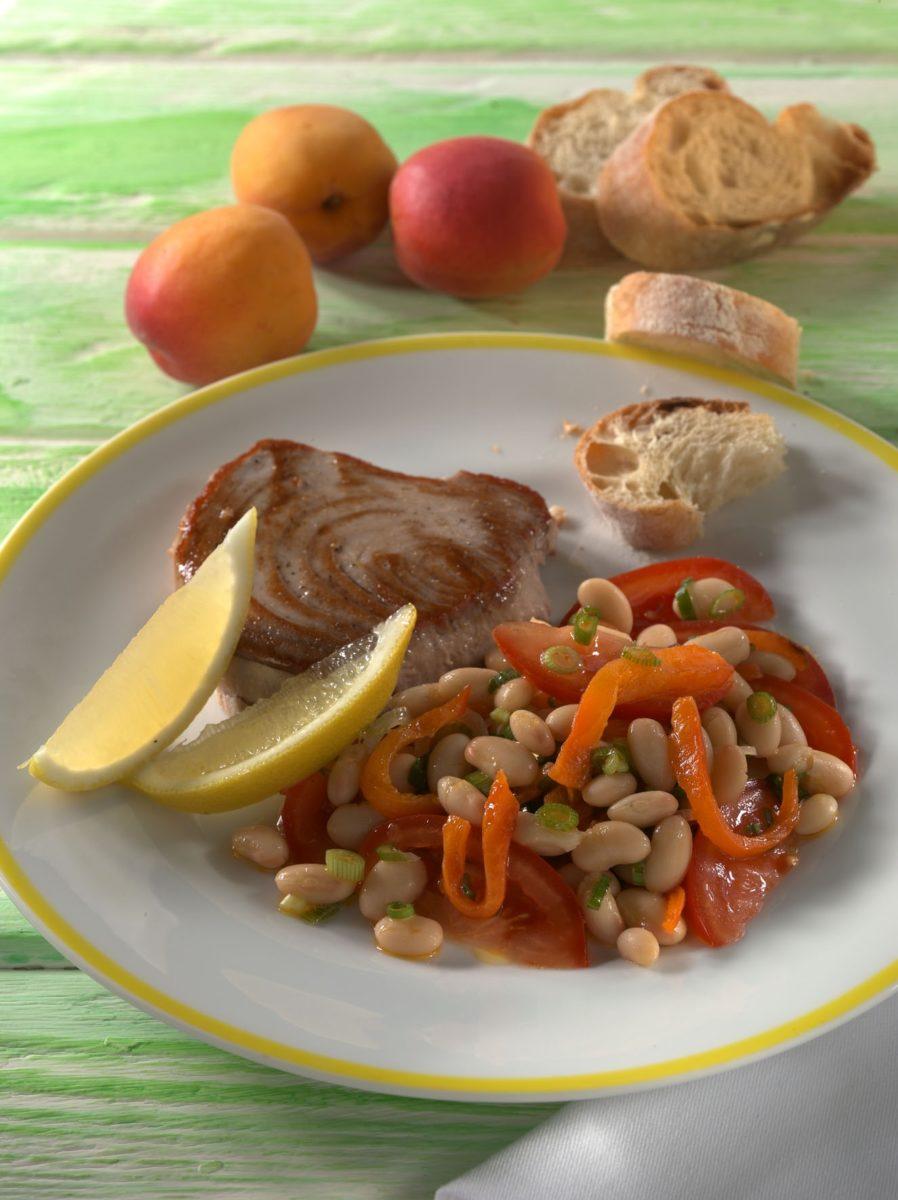 gegrillter thunfisch mit paprika bohnen salat Gegrillter Thunfisch mit Paprika-Bohnen-Salat - BCM Diät Rezepte.at