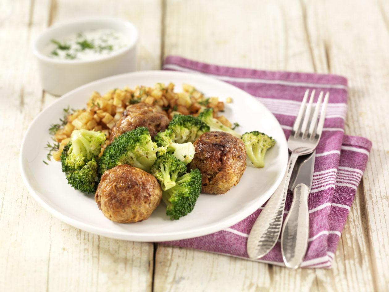 Hackba¦êllchen mit Broccoli_0001 Hackbällchen mit Broccoli in Kräuterbéchamelsauce und Kartoffelwürfeln - BCM Diät Rezepte.at