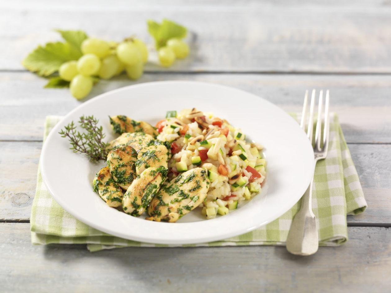 Kra¦êuter-Ha¦êhnchenbrustfilets_0001 Kräuter-Hähnchenbrustfilets auf Zucchini-Tomaten-Risotto und Pinienkernen - BCM Diät Rezepte.at