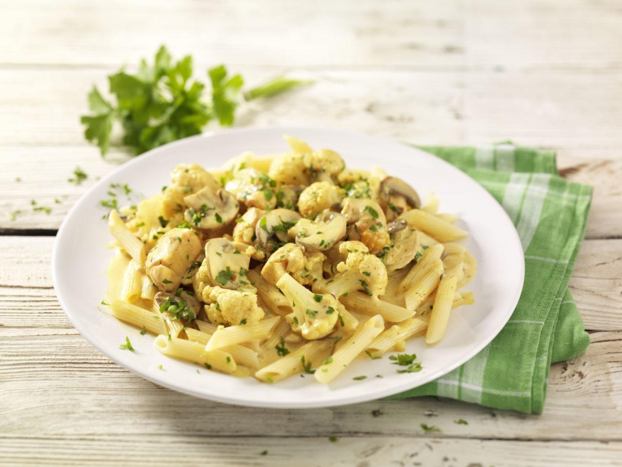 Penne mit Hähnchen, Champignons und Blumenkohl in pikanter Currysauce ...