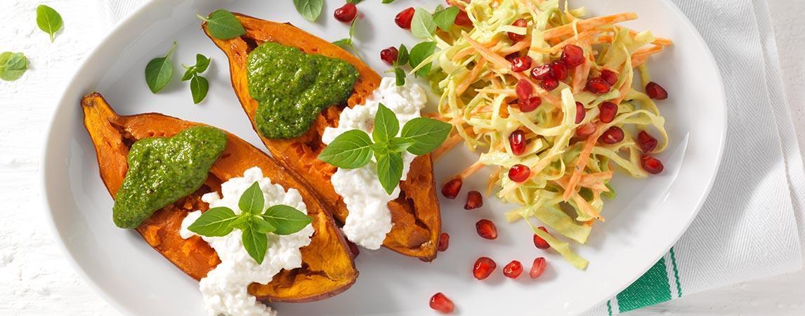 Suesskartoffeln Rohkost Salat Pesto 3 1 Süßkartoffeln mit Rohkost-Salat, Hüttenkäse und Pesto - BCM Diät Rezepte.at