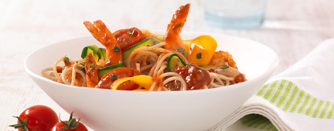 Gemüse-Dinkel-Nudeln mit Garnelen-Tomaten-Ragout – Precon Rezepte