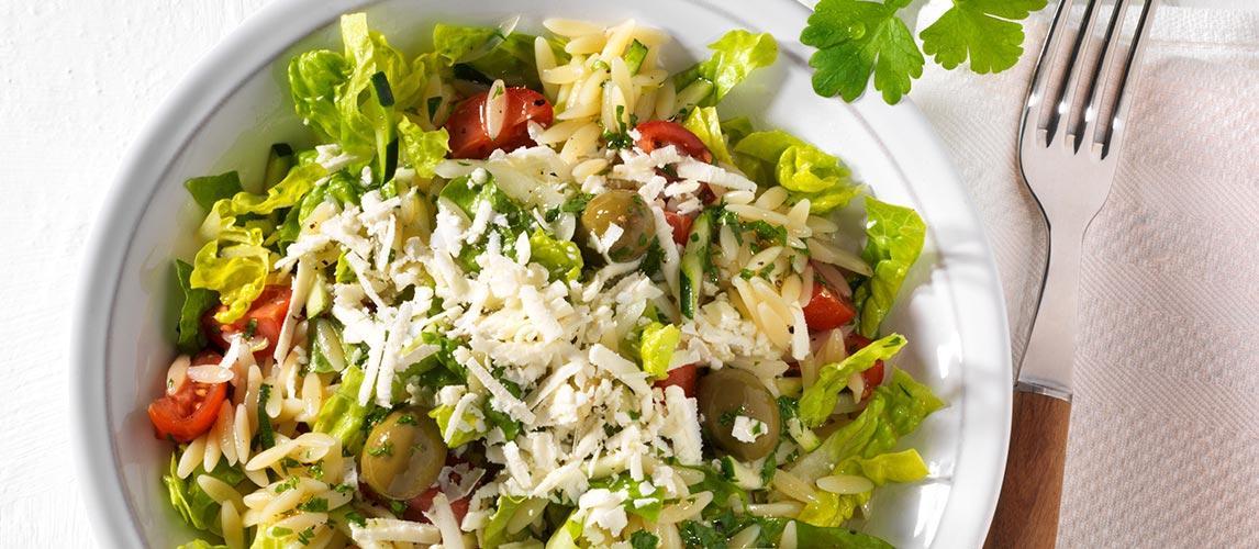 Warum Wachst Salat In Die Hohe Nudel-Hirtensalat mit Tomaten, Zucchini, Feta und Oliven Genussvoll und