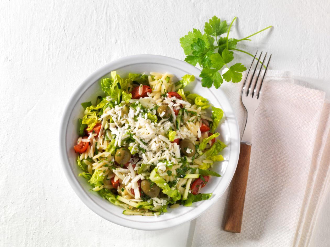 Nudel Hirtensalat mit Tomaten Nudel-Hirtensalat mit Tomaten, Zucchini, Feta und Oliven - BCM Diät Rezepte.at