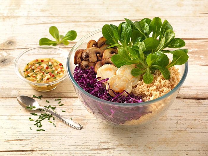 Winter Bowl mit Rotkohl, Apfel, Pilzen, gebackenem Ziegenkäse, Feldsalat und Couscous