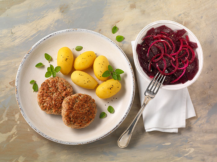 Frikadellen mit Pellkartoffeln und Rote Bete Salat