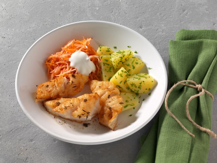 Gebratener Kabeljau mit Petersilienkartoffeln und Möhren-Apfel-Rohkost