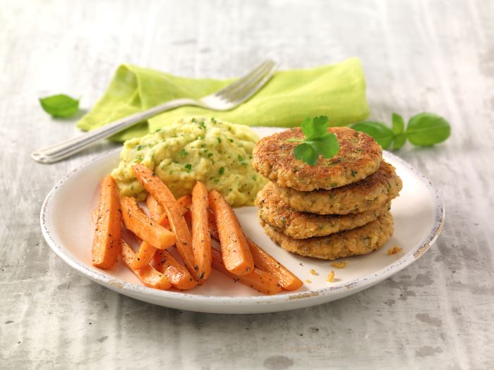 Haferbratlinge mit Ofenmöhren auf Kräuterpolenta