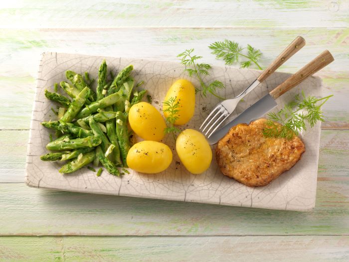 Kalbsschnitzel in Eihülle mit Spargelsalat