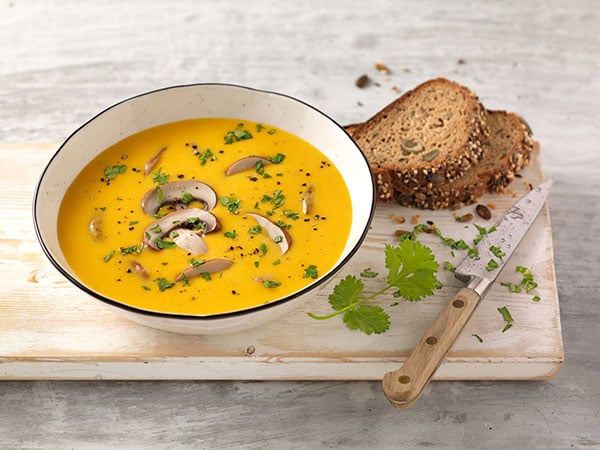 Karotten-Kokos Suppe mit Fruchtsalat zum Dessert