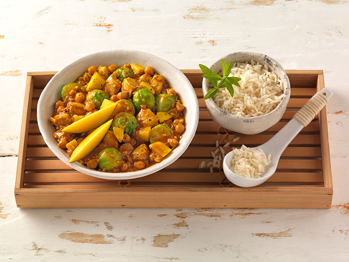 Hähnchen-Kichererbsen-Curry mit Mango, Rosenkohl und Reis
