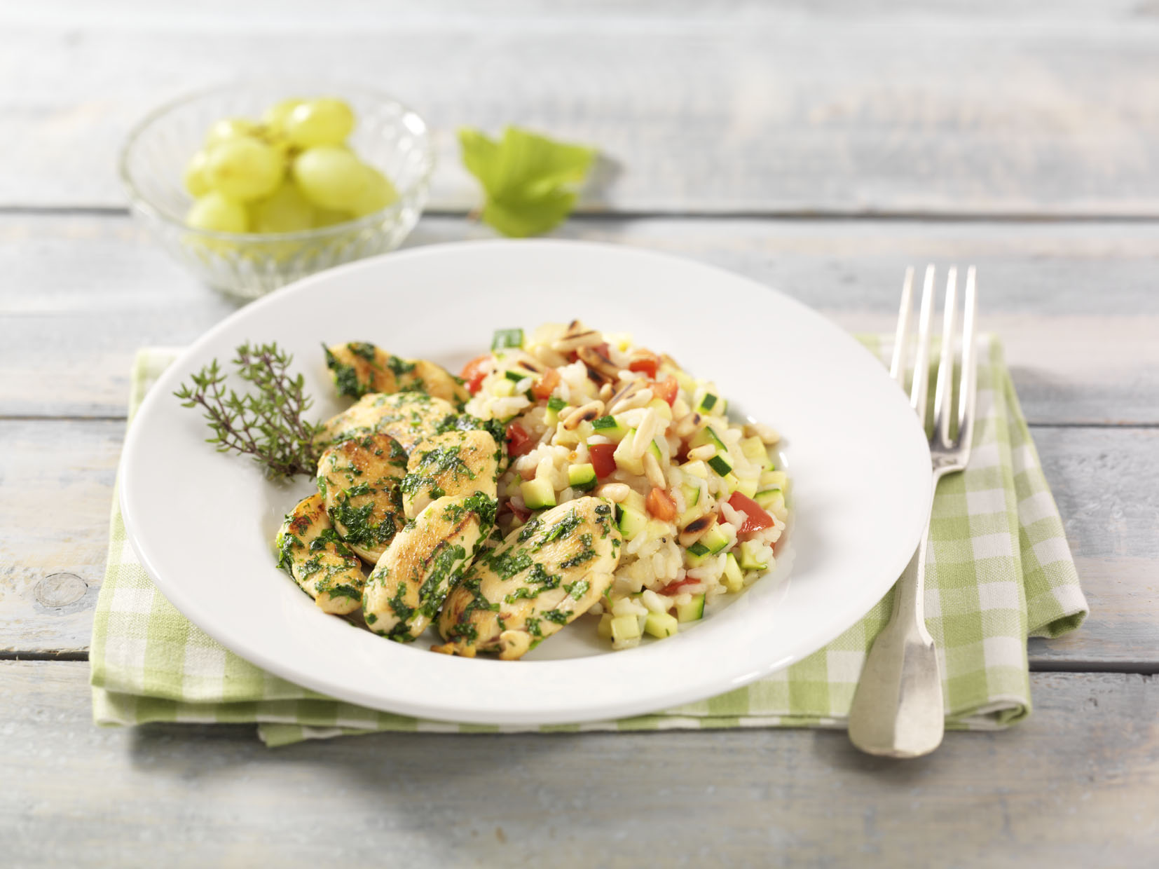 Kräuter-Hähnchenbrustfilets mit Zucchini-Tomaten-Risotto und ...