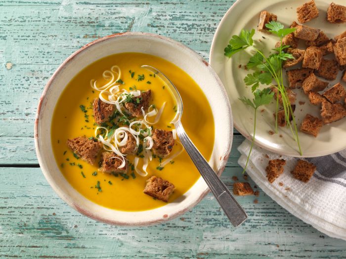 Kuerbissuppe mit Vollkornbrot-Croutons