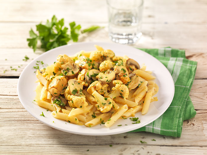 Penne mit Hähnchen, Champignons und Blumenkohl in pikanter Currysauce