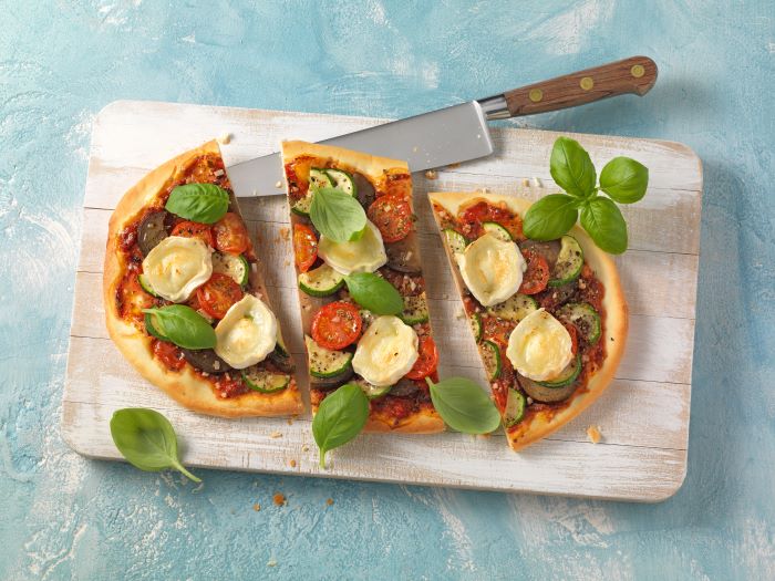 Pizzafladen mit Auberginen, Tomaten, Ziegenkäse und Zucchini