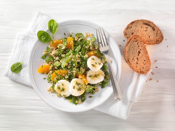 Spinat-Salat mit Quinoa, Orangendressing und Ziegenkäse